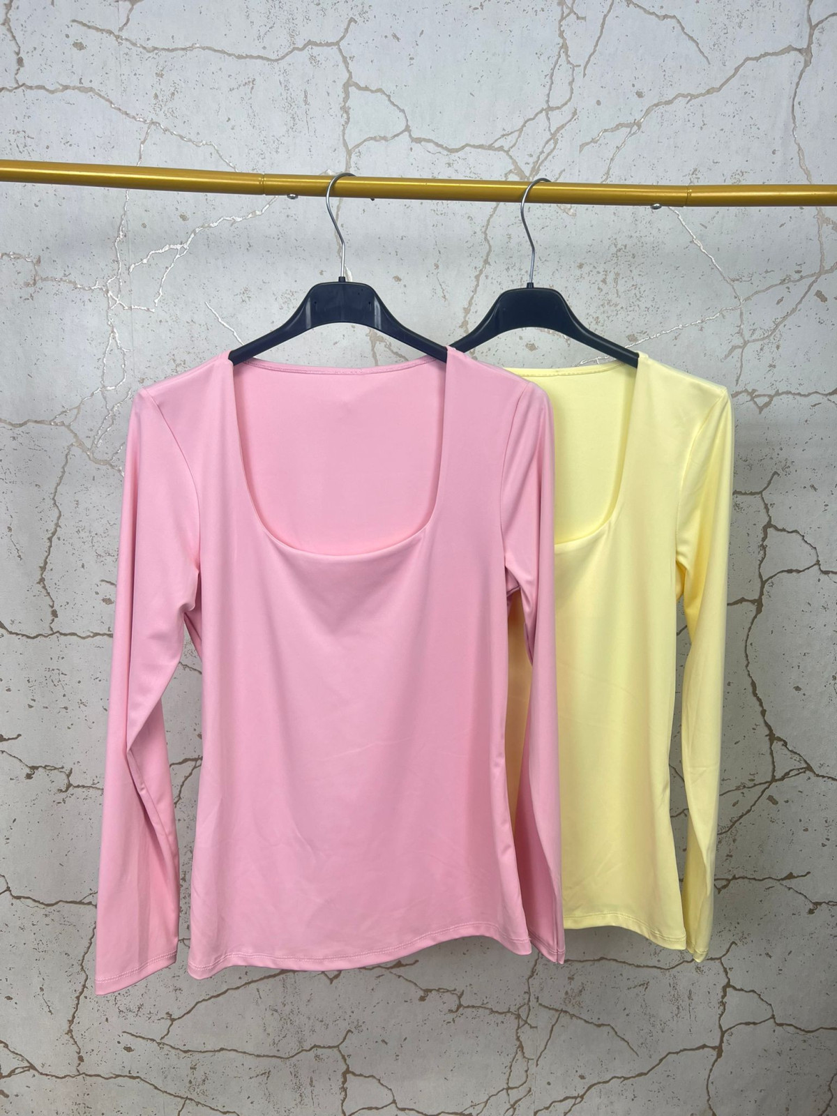 CAMISETA BÁSICA ESCOTE